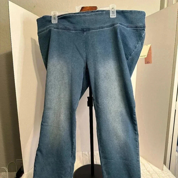 Destination Maternity Jeggings Med Wash - Size XXL- Under Belly - Picture 1 of 6
